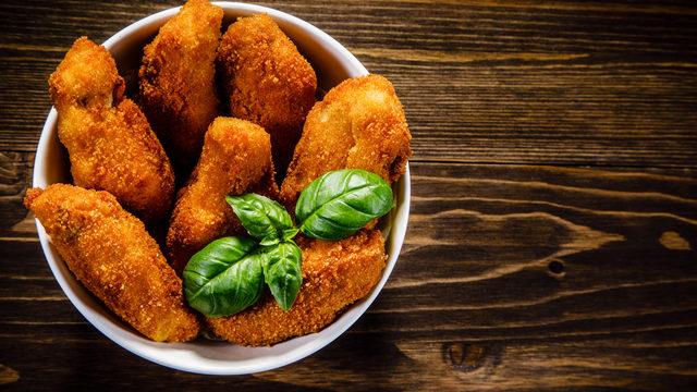 Keyifli yemeklerin vazgeçilmezi: Körili tavuk parçaları