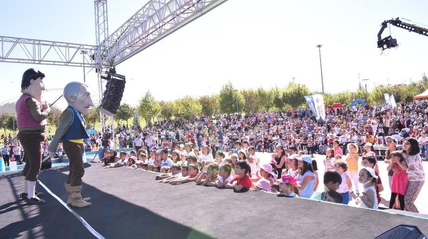Sel&ccedil;uklu&rsquo;da &ccedil;ocuklar karne şenliğinde doyasıya eğlendi