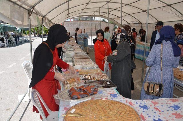 Malatya’da yetim çocuklar yararına kermes