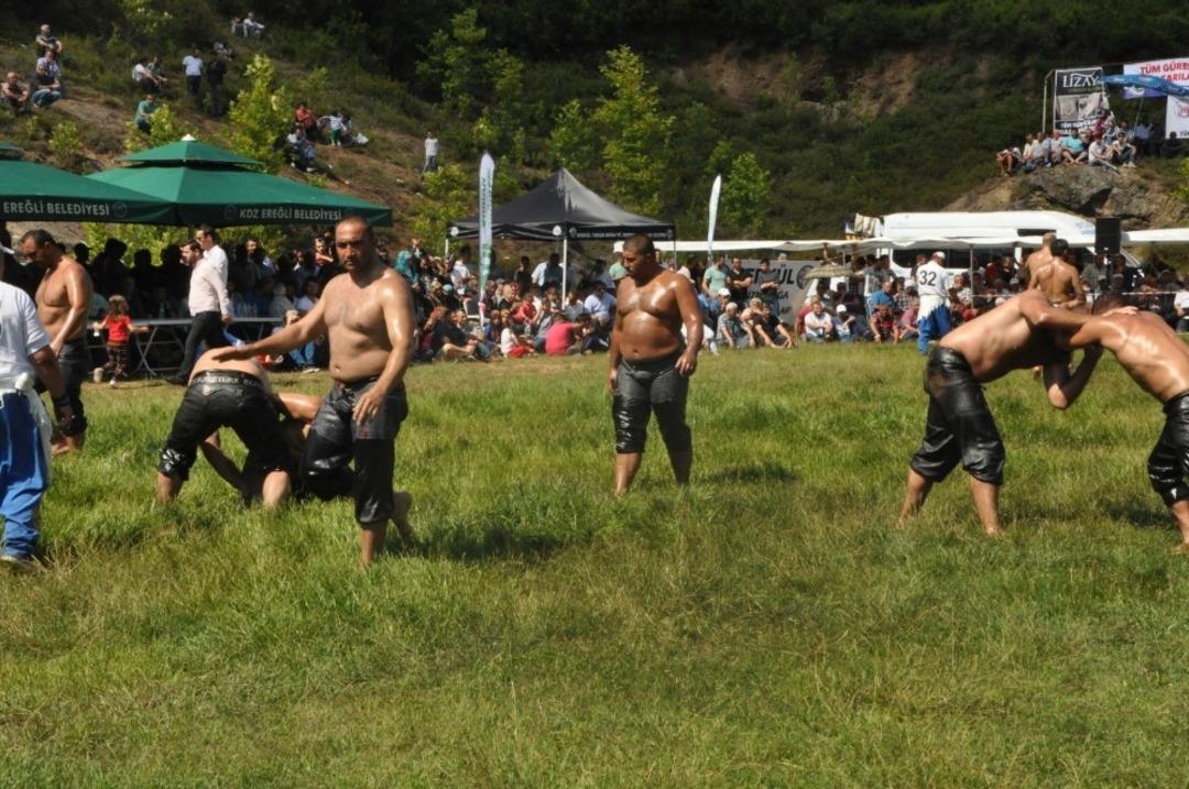 Yaraşlıy&ouml;r&uuml;k&rsquo;te 33 yıl aradan sonra yağlı g&uuml;reşler d&uuml;zenlendi