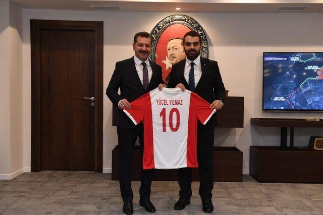 Başkan Yılmaz’a 10 numaralı forma