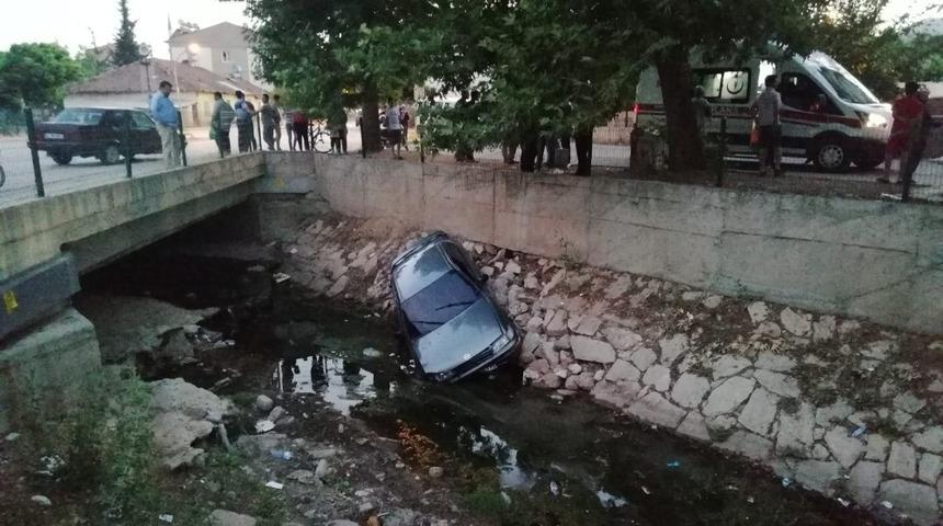 Otomobil su kanalına u&ccedil;tu