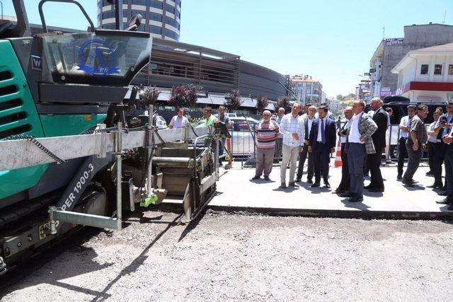 Lale Caddesinde sıcak asfalt serimi başladı