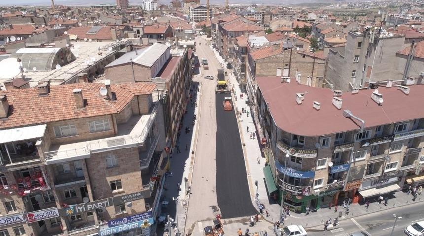 Lale Caddesinde sıcak asfalt serimi başladı