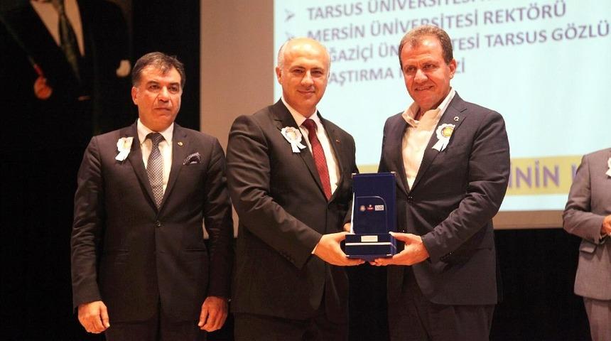 ME&Uuml; Rekt&ouml;r&uuml; &Ccedil;amsarı&rsquo;ya Tarsus Ticaret ve Sanayi Odasından teşekk&uuml;r plaketi