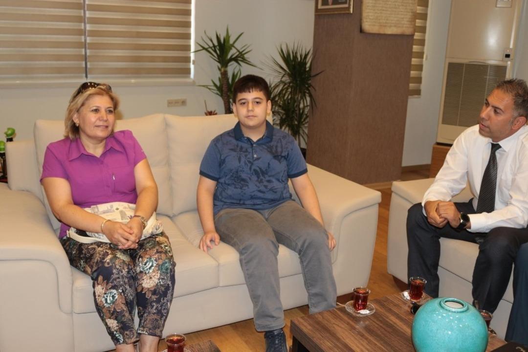 Altıeyl&uuml;l Belediye Başkanı Hasan Avcı LGS birincilerini &ouml;d&uuml;llendirdi