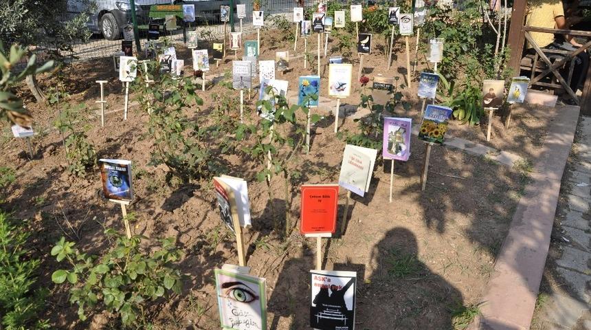 Bah&ccedil;eye ekilen fidanlar kitap a&ccedil;tı