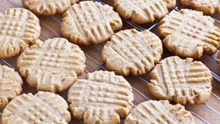 Sadece 3 malzemeli: Fıstık ezmeli kurabiye tarifi