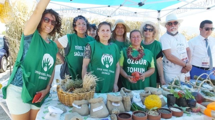 İzmir&rsquo;den gelip Burhaniye&rsquo;de tohum takası yaptılar