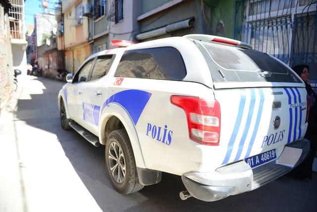 Otomobilin lastiğini patlatıp, ön koltuktaki para dolu çantayı çaldılar