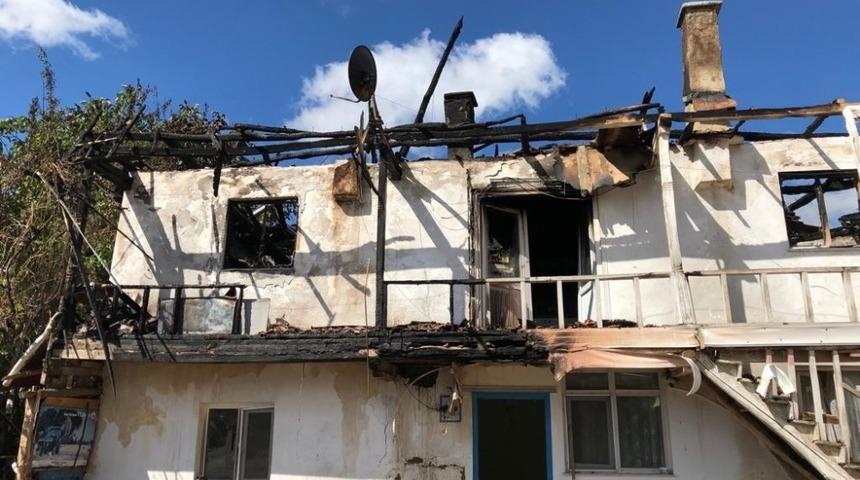 Elektrik kontağından çıkan yangın 2 evi kül etti