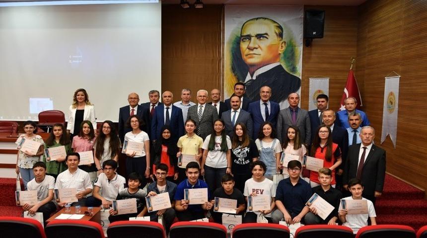 LGS&rsquo;de tam puan alan 26 &ouml;ğrenci altınla &ouml;d&uuml;llendirildi