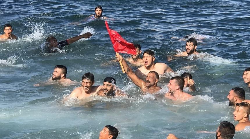 &Ccedil;anakkale&rsquo;de 10 yıl aradan sonra yağlı direk yarışması