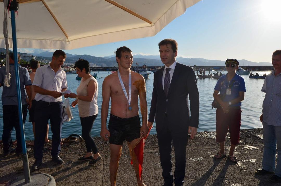 Birinci olan yarışmacıdan alkışlanacak davranış