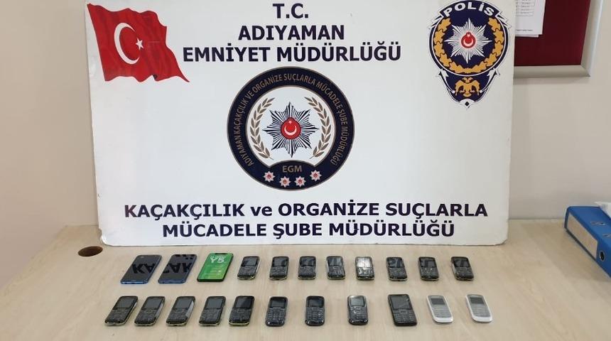 Ş&uuml;pheli otomobilde ka&ccedil;ak cep telefonları ele ge&ccedil;irildi