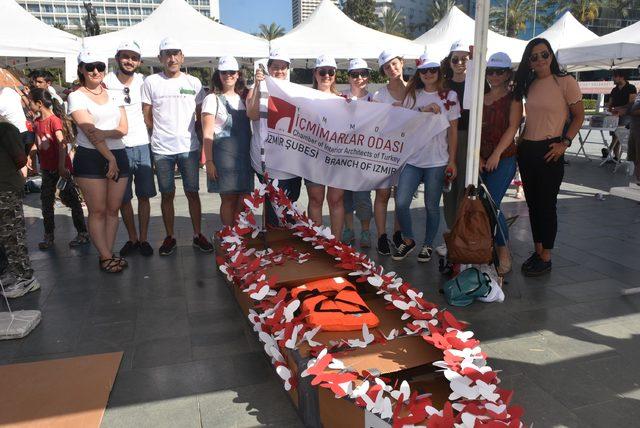 İzmir Körfezi’nde kendi yaptıkları karton teknelerde battılar