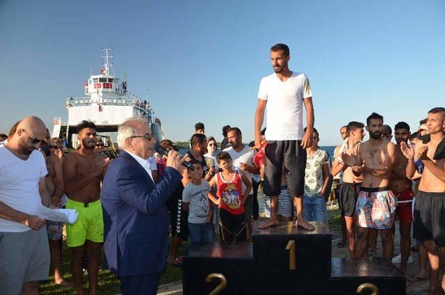 Gelibolu'da yağlı direk yarışması heyecanı