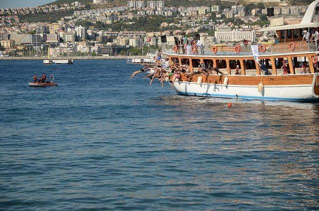 Denizcilik ve Kabotaj Bayramı Kuşadası’nda renkli görüntülere sahne oldu