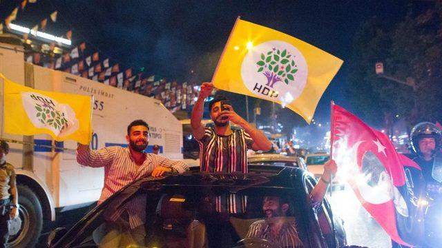 hdp bayraklarıyla seçim sonucunu kutlayanlar