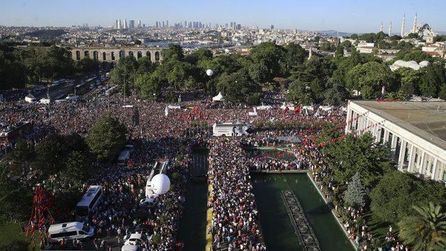 Ekrem İmamoğlu'nun mazbatasını alarak İstanbul Büyükşhir Belediye Başkanlığı görevini davraldığı 27 Haziran'da binlerce kişi İBB binası önünde toplanarak kutlama yaptı.