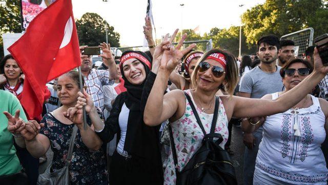 halay çeken kadınlar