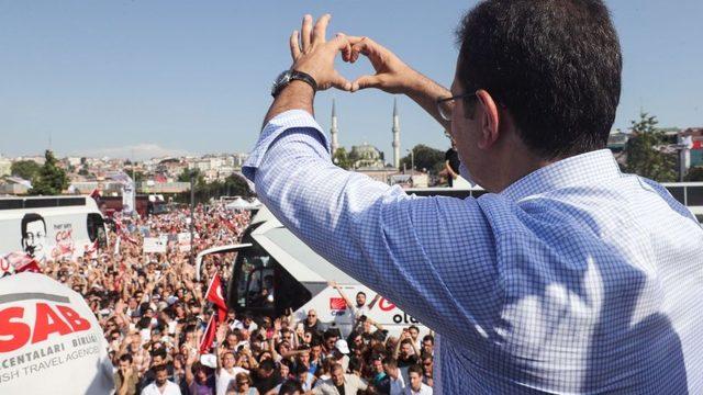 imamoğlu eliyle kalp işareti yaparken