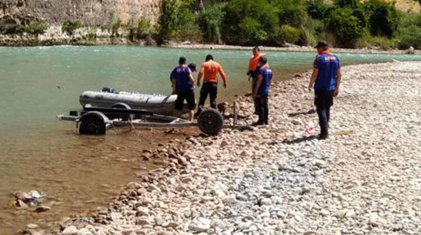 Sular çekilince otomobil ortaya çıktı