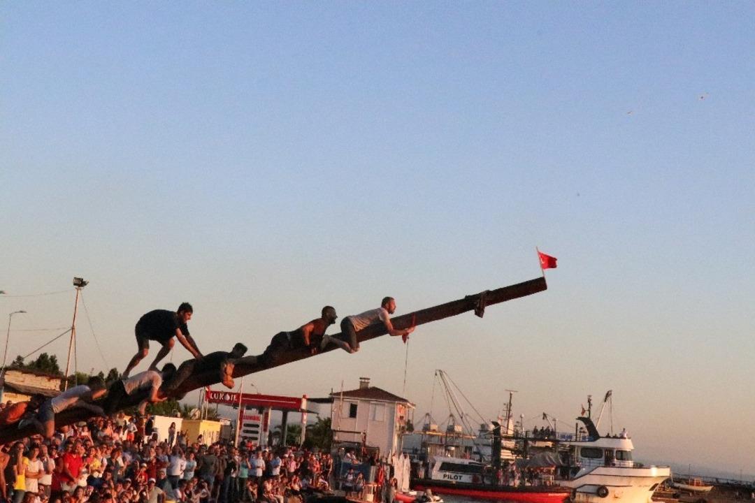 Yağlı direkten bayrak alma yarışı nefes kesti