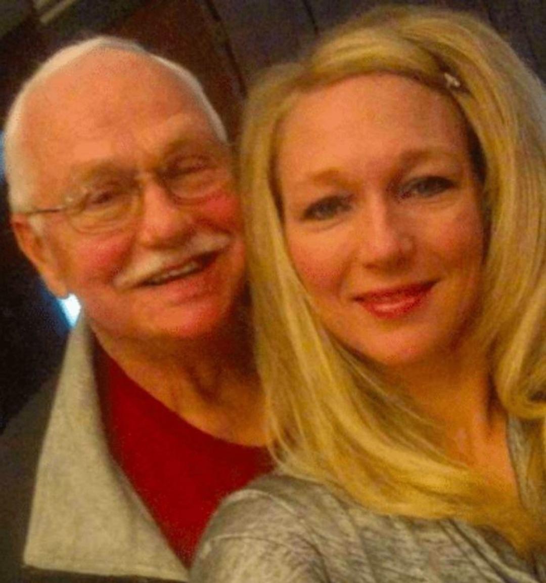 Alzheimer olan babasının temizlik iş&ccedil;isine yaptığını g&ouml;r&uuml;nce g&ouml;zyaşlarını tutamadı