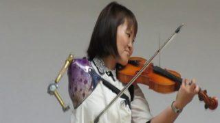 Tek kolu olan Japon hemşire inandı ve başardı. Keman virtüözü oldu