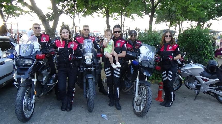 Yunuslar Ak&ccedil;akoca&rsquo;da da &ccedil;ocukların sevgilisi oldular