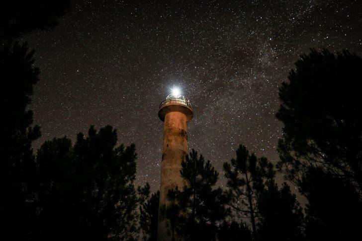Ağaçların çevrelediği fener denizden giderek uzaklaşıyor G3