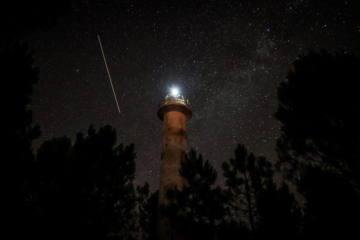 Ağaçların çevrelediği fener denizden giderek uzaklaşıyor G4