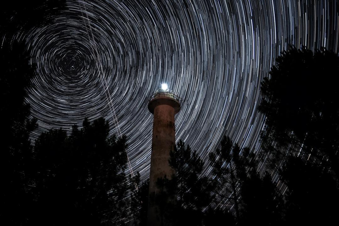 Ağa&ccedil;ların &ccedil;evrelediği fener denizden giderek uzaklaşıyor
