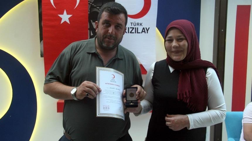 S&uuml;rekli kan verenler &ouml;d&uuml;llendirildi