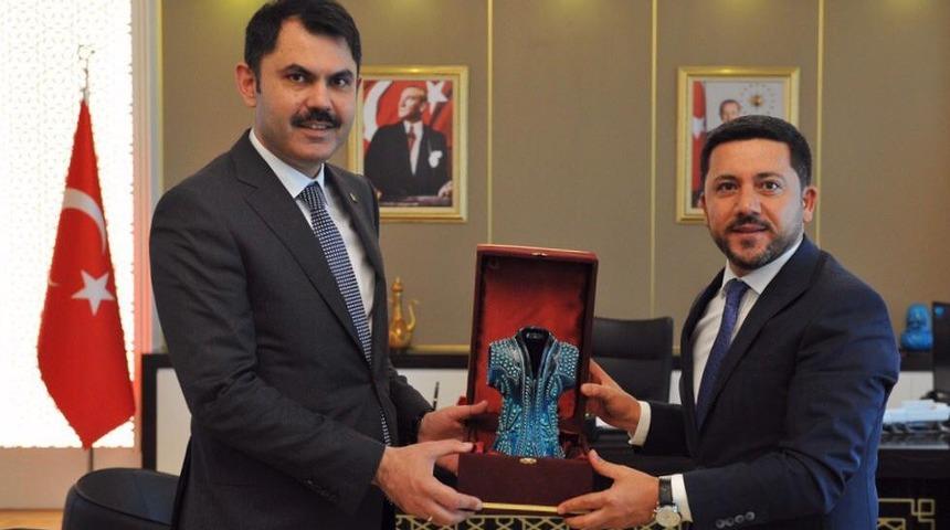 Başkan Arı, kent meydanı ve kentsel d&ouml;n&uuml;ş&uuml;m projeleri i&ccedil;in Bakan Kurum ile g&ouml;r&uuml;şt&uuml;