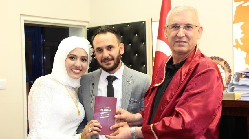 Başkan Gönüllü makam odasında nikâh kıydı