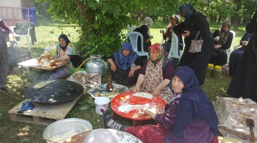 Sergi açılışında gözleme yapıp bütün ilçeye dağıttılar