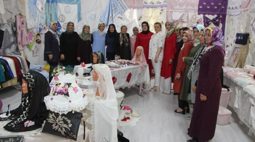 Kursiyerlerin el emeği g&ouml;z nuru eserleri sergilendi
