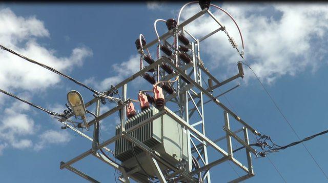 Kuşlar ölmesin diye elektrik hatlarına izolasyonlu önlem