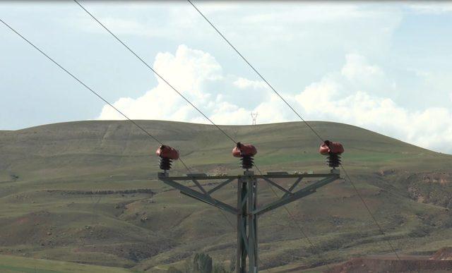 Kuşlar ölmesin diye elektrik hatlarına izolasyonlu önlem