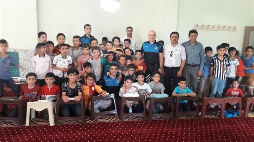 Hakkari polisinden Kur’an kursu öğrencilerine ziyaret