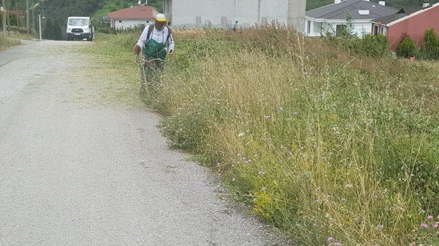 İzmit Belediyesi ot biçme çalışmalarını sürdürüyor