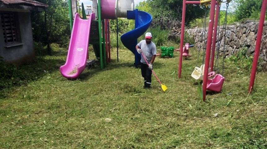 İzmit Belediyesi ot bi&ccedil;me &ccedil;alışmalarını s&uuml;rd&uuml;r&uuml;yor