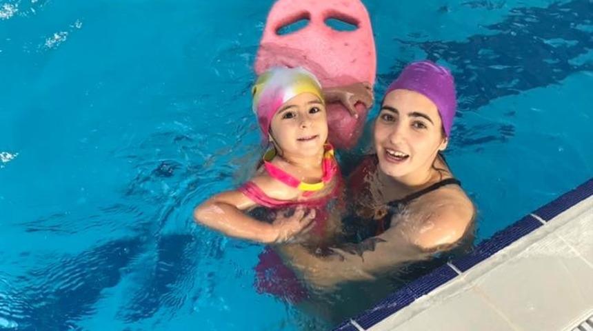 Tatilin keyfini yüzerek çıkarıyorlar