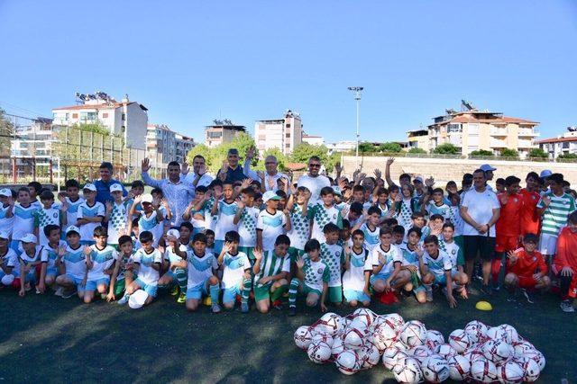 Salihli’de futbol yaz kursuna büyük ilgi