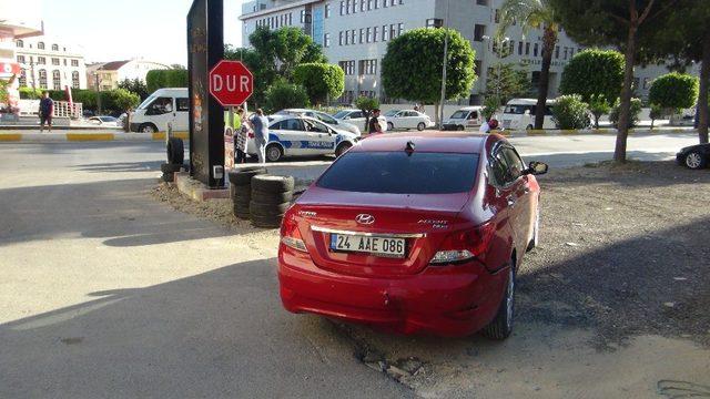 Motosiklet sürücüsü kask sayesinde hayata tutundu