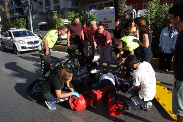 Motosiklet sürücüsü kask sayesinde hayata tutundu