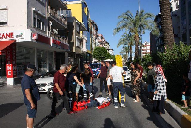 Motosiklet sürücüsü kask sayesinde hayata tutundu