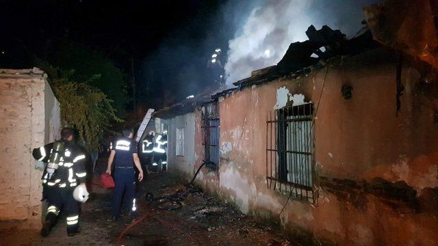 Nazilli’de yanan evde meydana gelen patlamalar panik oluşturdu: 2 yaralı